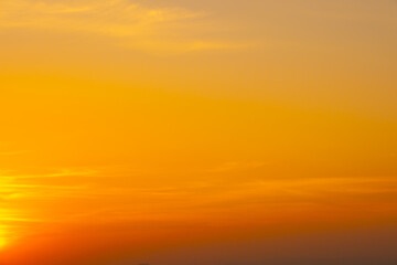 Obraz premium Enjoy a panoramic view of the skyline. The sun rises in the morning sky with colorful clouds. and beautiful cloud patterns In the soft light of the morning 