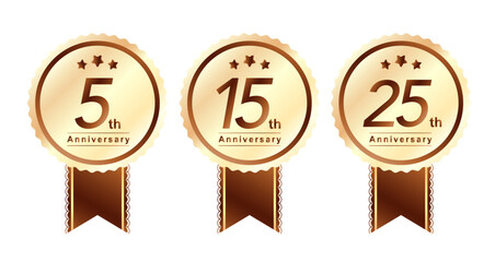 豪華なゴールドの5周年・15周年・25周年アニバーサリーメダルセット。茶色のリボンと三つ星をあしらった気品あるデザイン。企業の創立記念、店舗の周年祭、キャンペーンや表彰に最適なベクター素材。