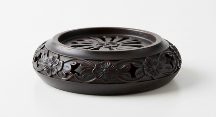 丁寧に彫られた花模様が魅力的なダークウッドの丸いオブジェ柔らかな自然光がその精巧な細部を鮮やかに照らす. AI Generated