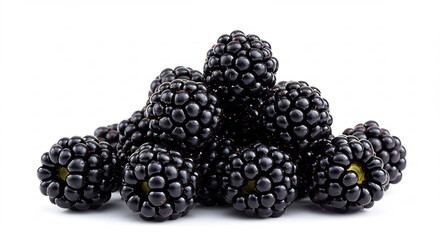 Gl�nzende tiefdunkle Brombeeren bilden einen verlockenden Haufen lebendig beleuchtet vor einem strahlend wei�en Hintergrund. AI Generated