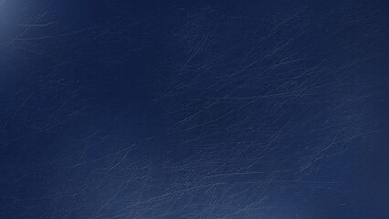 無機質な、金属や塗装されたボード・板の表面に引っかき傷や小さなクレーター・打痕などの凹凸のある傷や跡があるイメージのグランジ系の画像素材　背景・テクスチャー　16:9・8K UHDサイズ（7680 x 4320）　ダークブルー・青・紺色