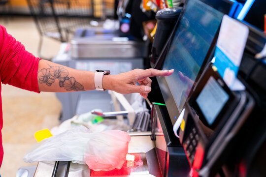 customer self checkout paying