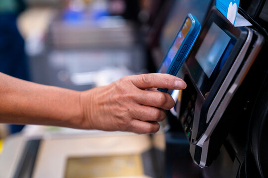 customer self checkout paying