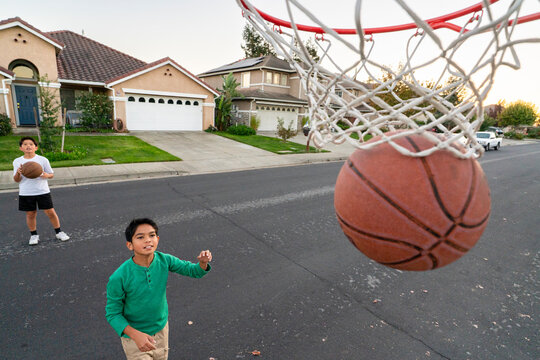 kids playing basketball 
