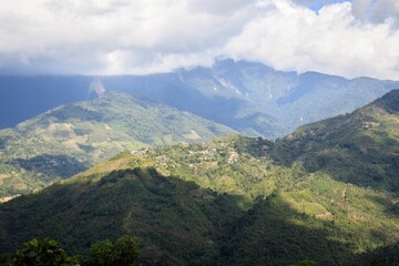 Obraz premium Lush Green Slopes and Misty Peaks of Mount Kinabalu National Park, Malaysia