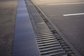 Fototapeta premium 道路橋の櫛の歯状の継ぎ目。橋の振動や動きを吸収する。