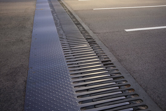 道路橋の櫛の歯状の継ぎ目。橋の振動や動きを吸収する。