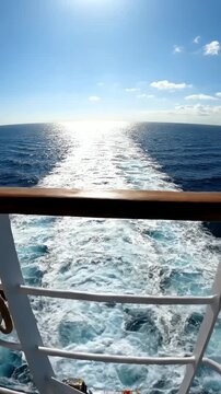 深い青色の海の上のクルーズ船の後ろの白い泡の航跡、航海と旅行体験中の海の軌跡の空中写真。