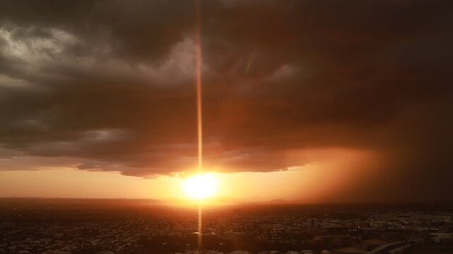 Timelapse de una tormenta durante el verano en la ciudad de Hermosillo Sonora con el atardecer de fondo, sol escondiendose entre las nibes y monta&ntilde;as