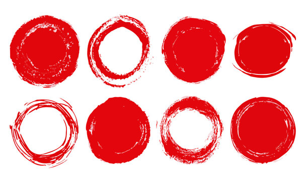 Eine Sammlung von acht handgezeichneten roten Pinselstrich-Kreisen und -Ringen, ideal f&uuml;r grafische Gestaltungselemente mit transparenter Wirkung.