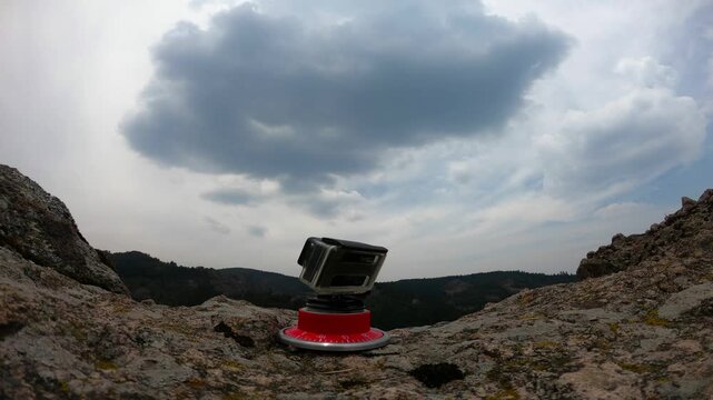 Time lapse de una go pro tomando otro time lapse a las nubes arriba de un bosque