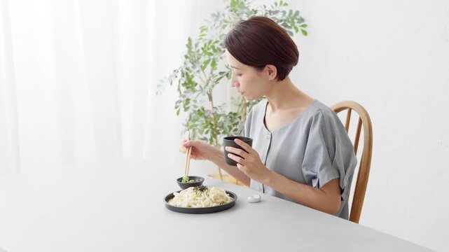 うどんを食べる女性　ライフスタイルイメージ