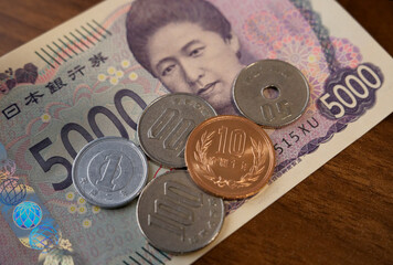 5000円紙幣と硬貨