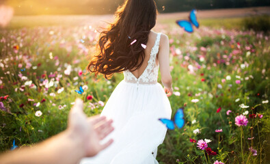 蝶が舞う自然の中で花の髪飾りをした女性をおいかける男性