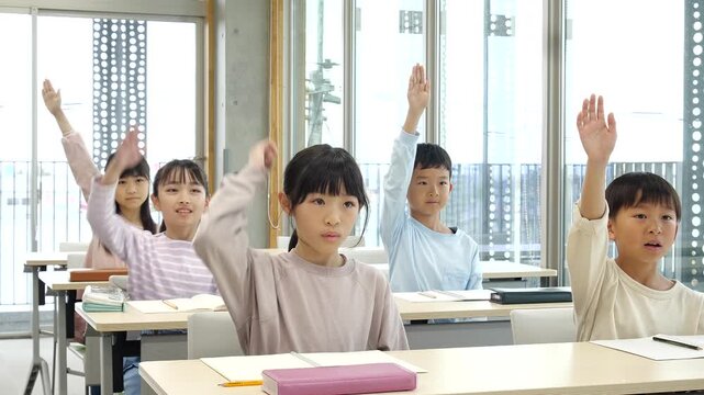 学習塾で勉強する小学生

