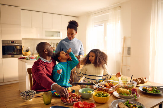 F amilyr enjoying a meal together