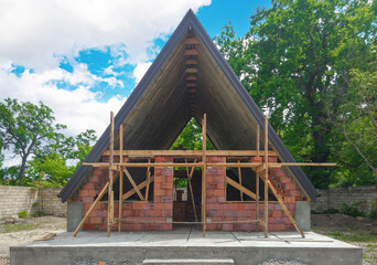 Construction of a country cottage: laying external brick walls