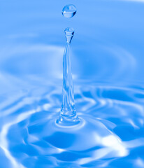 美しい水滴のアクションショット