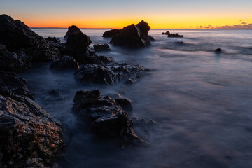 岩に打ち付ける波	