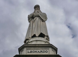 Fototapeta premium Leonardo Da Vinci statue in Milan, Lombardy, Italy