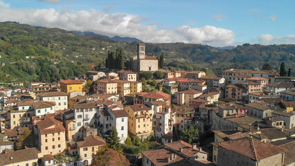 Fototapeta premium Stunning aerial panorama of Barga, Garfagnana, with clear skies and scenic landscapes