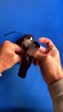 Limpiando las gafas con gamuza y pa&ntilde;o microfibra en time lapse velocidad acelerada paso a paso 