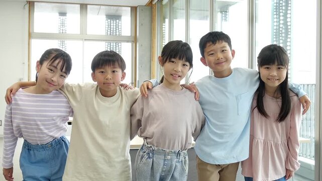 小学生　仲良し　仲間　肩を組む

