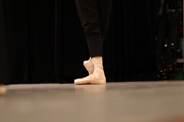トウシューズを履いたバレエダンサーの足