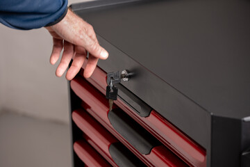 Locking tool cabinet drawer