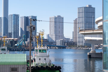 船が停泊する港とビル群の風景