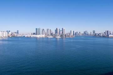 Obraz premium 東京湾越しの晴海方面の湾岸の高層ビル群