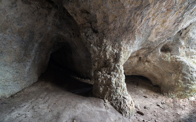 strukturalny filar skalny w grocie niedźwiedzia światłocień