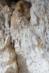 lodowe sople na strukturalnej ścianie groty 2