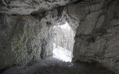 wyjście z jaskini w Straszykowej g&oacute;rze zimą