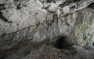 struktury skalne jaskini z otworem