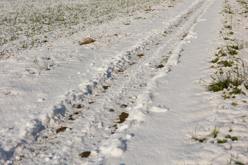 trace de v&eacute;hicules sur route enneig&eacute;e