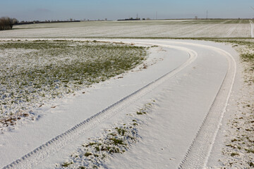 chemin de campagne enneig&eacute;