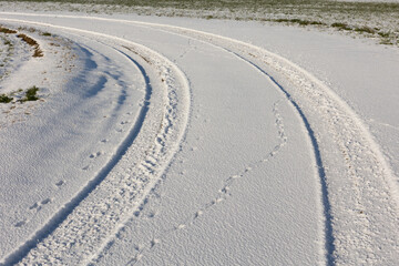 trace de v&eacute;hicules sur route enneig&eacute;e