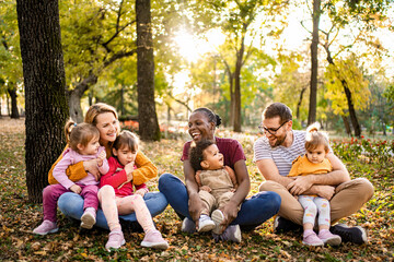Fototapeta premium Joyful gathering of families in a vibrant autumn park