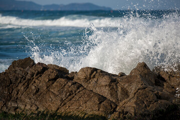 해변에 부딪혀 부서지는 파도