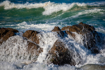 해변에 부딪혀 부서지는 파도