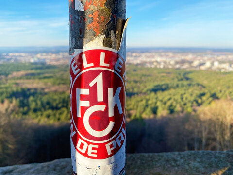 Aufkleber 1 FCK auf dem Humbergturm, Blick auf Kaiserlautern 