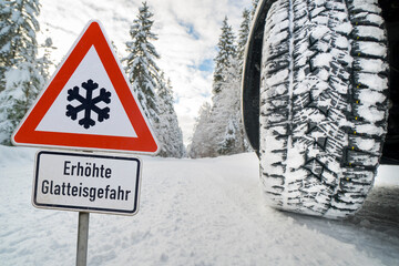 Symbolbild f&uuml;r Schneefall und Eisgl&auml;tte als Verkehrsbehinderung mit Unfallgefahr - FOTOMONTAGE