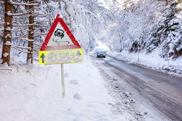 Symbolbild f&uuml;r Schneefall und Eisgl&auml;tte als Verkehrsbehinderung mit Unfallgefahr - FOTOMONTAGE