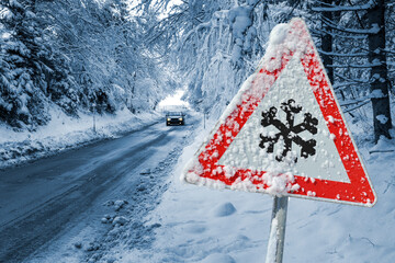 Symbolbild f&uuml;r Schneefall und Eisgl&auml;tte als Verkehrsbehinderung mit Unfallgefahr - FOTOMONTAGE