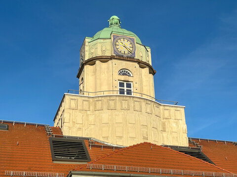 der Turm bzw. dachreiter des AOK-Geb&auml;udes von 1913 im s&auml;chsischen Dresden
