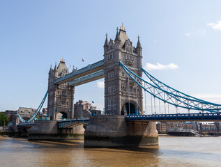 Obraz premium Iconic Tower Bridge spanning the River Thames in London, United Kingdom.