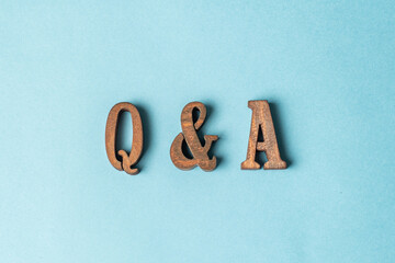 水色の紙に置かれたQ&Aのオブジェ