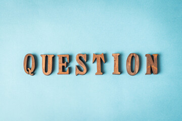 水色の紙に置かれたquestionのオブジェ