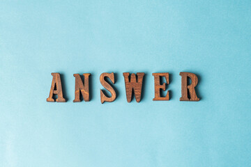 水色の紙に置かれたANSWERのオブジェ